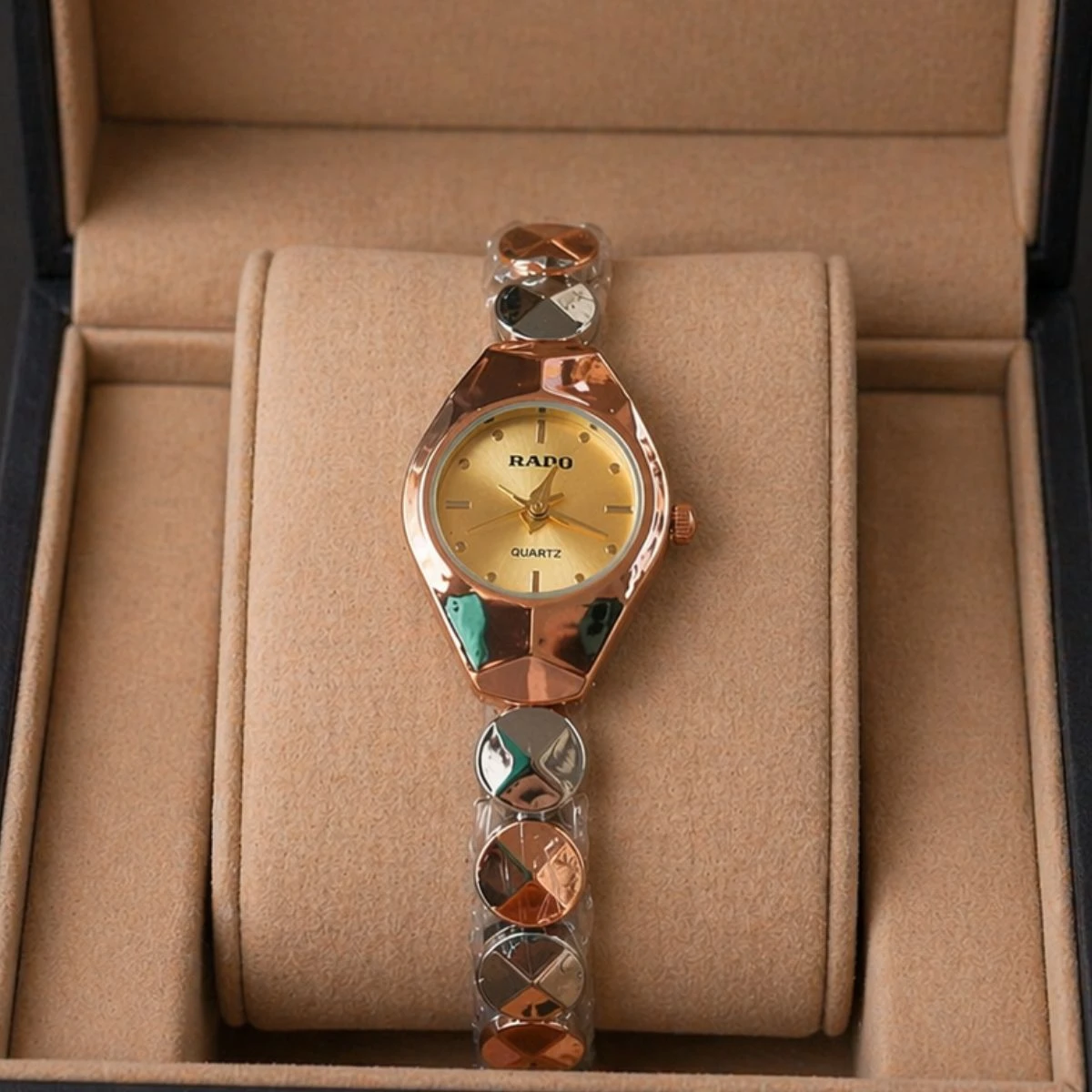 Luxury Ladis Watch Model 5590 Chain Rose Golden Or Silver Dial Golden Colour Ladis Watch