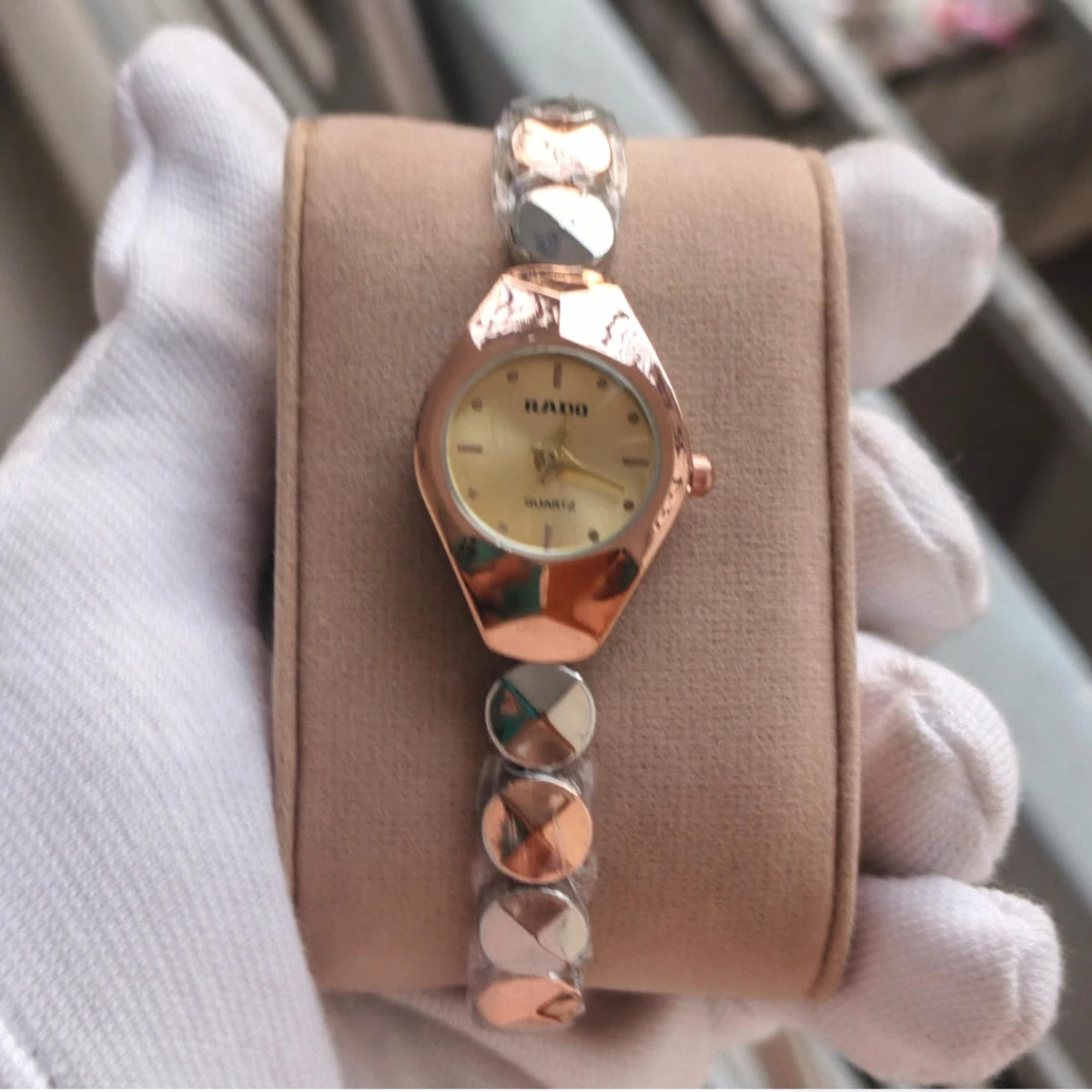 Luxury Ladis Watch Model 5590 Chain Rose Golden Or Silver Dial Golden Colour Ladis Watch