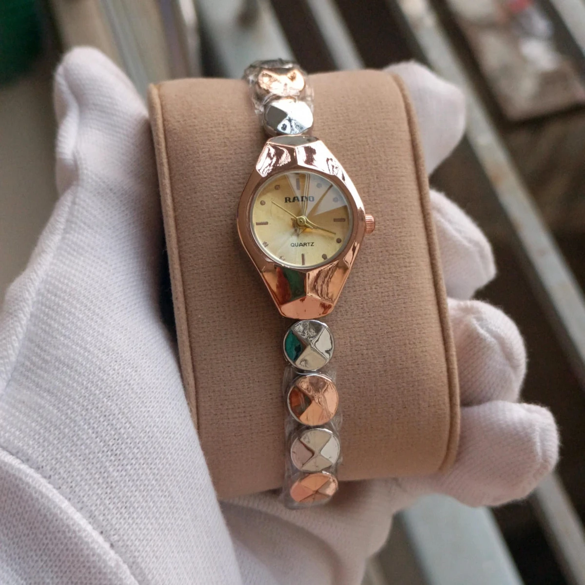 Luxury Ladis Watch Model 5590 Chain Rose Golden Or Silver Dial Golden Colour Ladis Watch